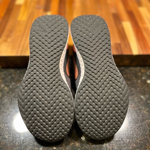 Nike Revolution running shoes size 5Y - Picture 4 of 5